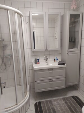 Dusj, toalettartikler (inkludert), hårføner og håndklær