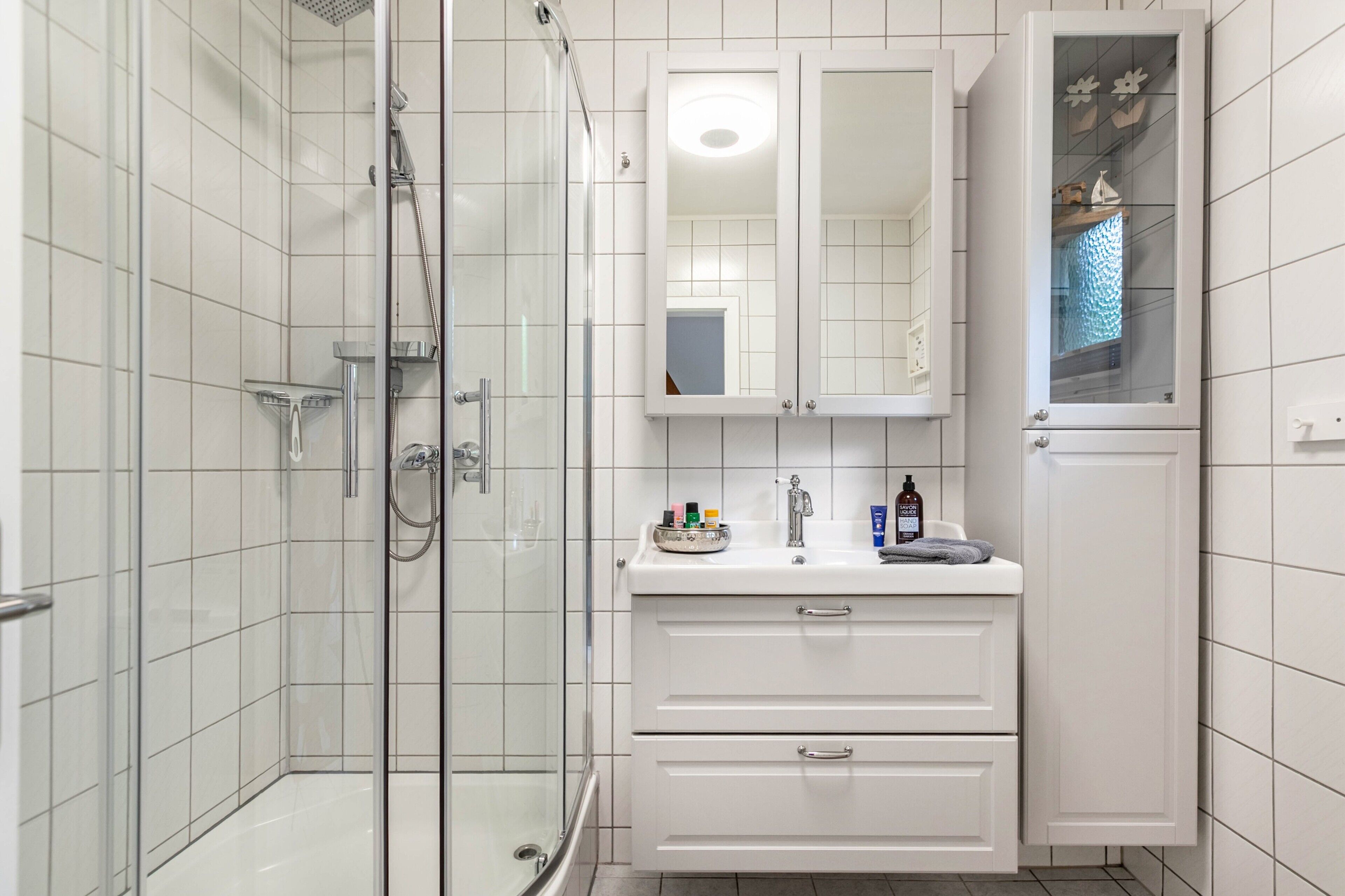 Een douche, gratis toiletartikelen, een haardroger, handdoeken