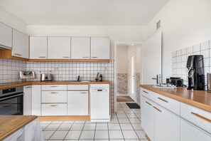 Fridge, oven, stovetop, dishwasher