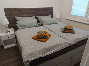 3 bedrooms, desk, iron/ironing board, free WiFi