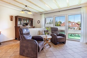 TV, fireplace, DVD player, stereo - Holiday Home 'Ferienhaus Appelgarten' with Private Terrace, Private Garden and Wi-Fi (Oberuckersee)