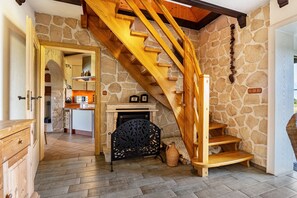 Interior - Holiday Home 'Ferienhaus Appelgarten' with Private Terrace, Private Garden and Wi-Fi (Oberuckersee)