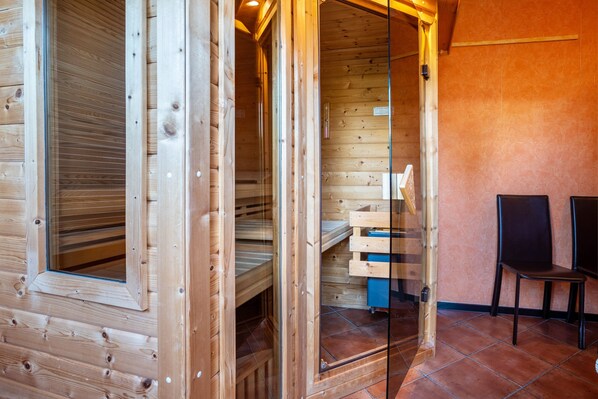 Sauna - Holiday Home 'Ferienhaus Appelgarten' with Private Terrace, Private Garden and Wi-Fi (Oberuckersee)