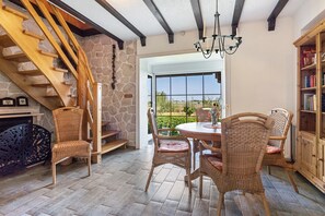 Dining - Holiday Home 'Ferienhaus Appelgarten' with Private Terrace, Private Garden and Wi-Fi (Oberuckersee)