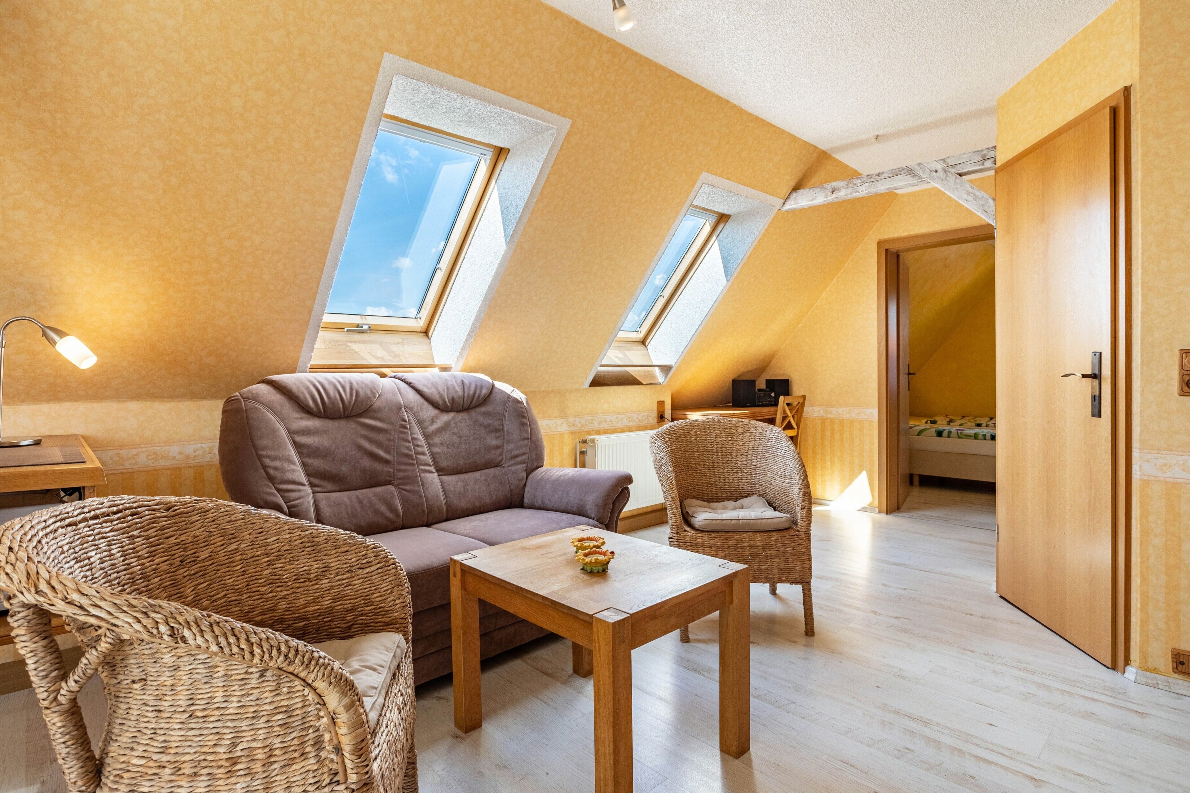 Televisor, llar de foc, reproductor de DVD i estèreo 