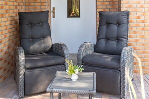 Terrace/patio - Holiday Home 'Ferienhaus Appelgarten' with Private Terrace, Private Garden and Wi-Fi (Oberuckersee)