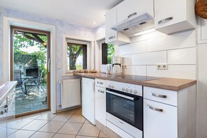 Fridge, microwave, oven, stovetop - Holiday Home 'Ferienhaus Kornblume' with Private Terrace, Private Garden and Wi-Fi (Oberuckersee)