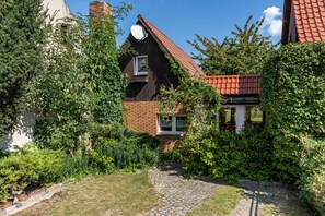 Exterior - Holiday Home 'Ferienhaus Kornblume' with Private Terrace, Private Garden and Wi-Fi (Oberuckersee)