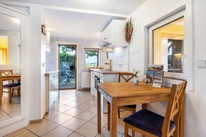 Fridge, microwave, oven, stovetop - Holiday Home 'Ferienhaus Kornblume' with Private Terrace, Private Garden and Wi-Fi (Oberuckersee)