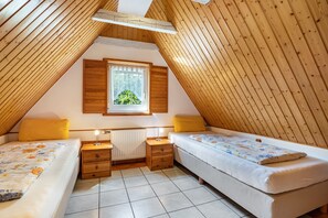 2 bedrooms, free WiFi, bed sheets - Holiday Home 'Ferienhaus Kornblume' with Private Terrace, Private Garden and Wi-Fi (Oberuckersee)