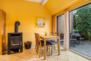 Dining - Holiday Home 'Ferienhaus Kornblume' with Private Terrace, Private Garden and Wi-Fi (Oberuckersee)