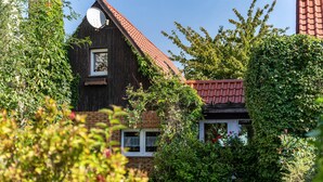Ein Haus mit rotem Dach, Schornstein und Fenster.