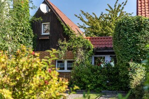 Exterior - Holiday Home 'Ferienhaus Kornblume' with Private Terrace, Private Garden and Wi-Fi (Oberuckersee)