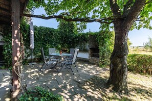 Outdoor dining - Holiday Home 'Ferienhaus Kornblume' with Private Terrace, Private Garden and Wi-Fi (Oberuckersee)