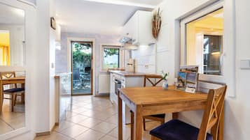 Fridge, microwave, oven, stovetop
