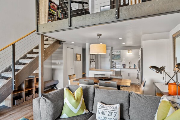 Smart TV, chimenea, reproductor de DVD y libros 