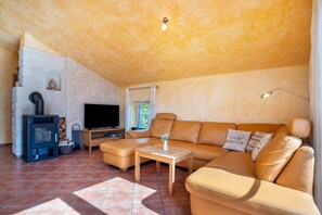 Fernseher, Kamin, DVD-Player, Stereoanlage