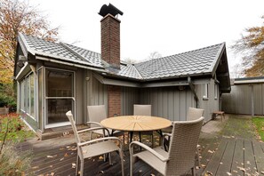 Outdoor dining - Danish Tiny House Brekendorf with Mountain View, Private Terrace and Wi-Fi (Brekendorf)