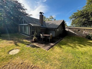 Outdoor dining - Holiday Home 'Dänisches Tiny Haus Brekendorf' with Mountain View, Private Terrace and Wi-Fi (Brekendorf)