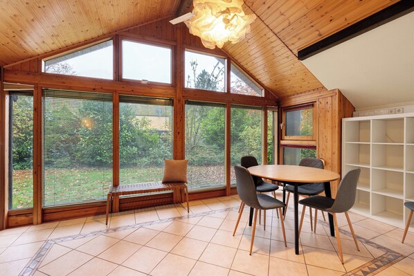 Dining - Holiday Home 'Dänisches Tiny Haus Brekendorf' with Mountain View, Private Terrace and Wi-Fi (Brekendorf)