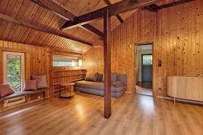 TV, fireplace - Holiday Home 'Dänisches Tiny Haus Brekendorf' with Mountain View, Private Terrace and Wi-Fi (Brekendorf)