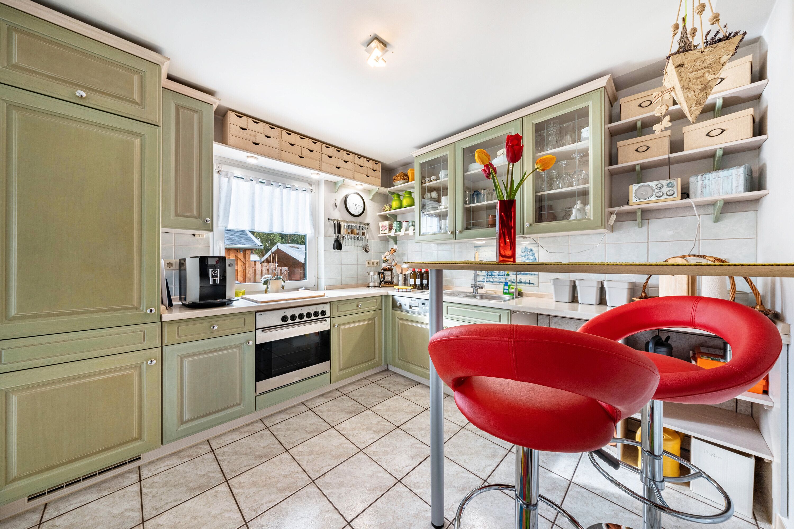 Fridge, oven, stovetop, dishwasher