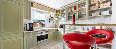 冷蔵庫、オーブン、コンロ、食器洗い機