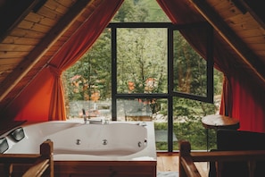 Jetted bathtub