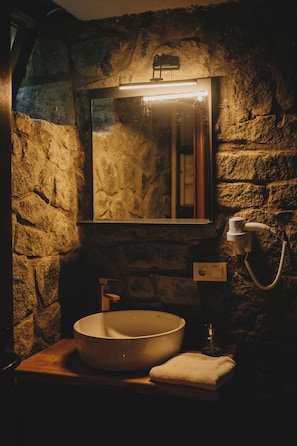 Quadrupla Deluxe, vista fiume | Bagno | Set di cortesia gratuito, asciugacapelli, asciugamani, sapone