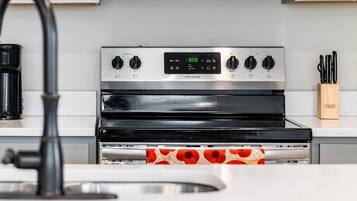 KĂŒhlschrank, Mikrowelle, Ofen, Herdplatte