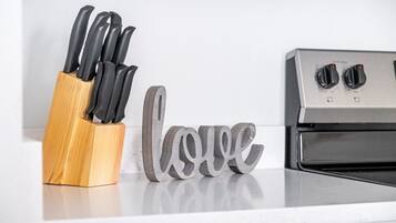 Una encimera de cocina con un bloque de cuchillos y un letrero que dice 'love'.