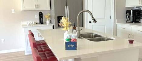 Refrigerador, microondas, horno, placa de cocina