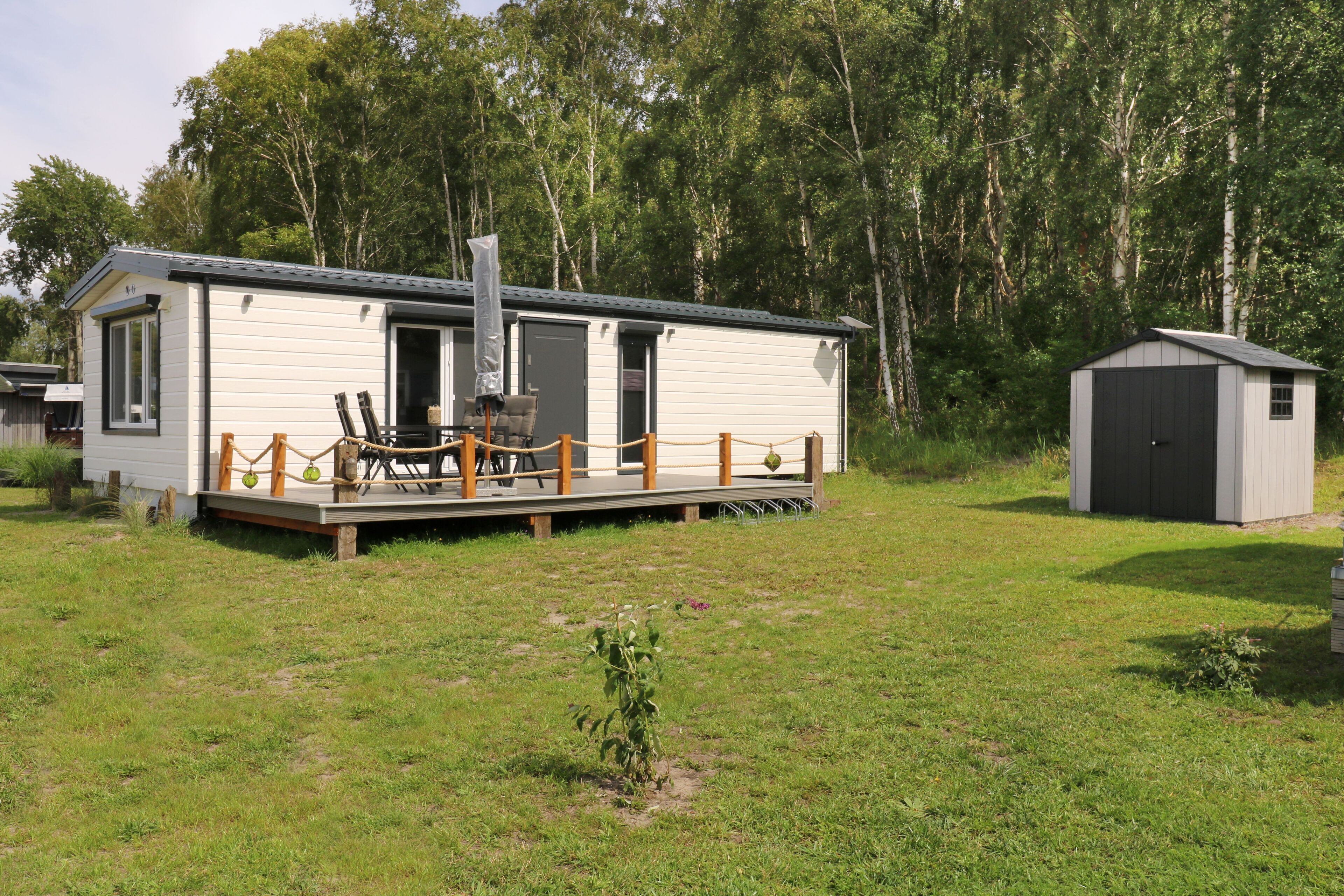 Außenansicht Tiny house mit Terrasse und Fahrradschuppen