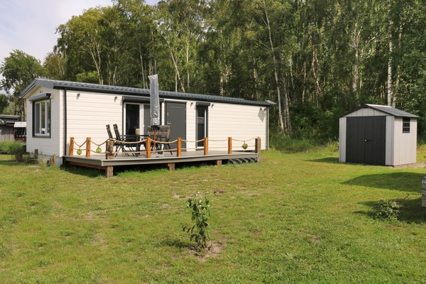 Außenansicht Tiny house mit Terrasse und Fahrradschuppen