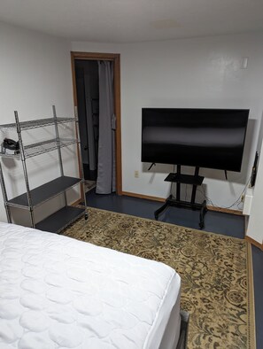1 bedroom, desk, iron/ironing board, free WiFi - Centrally Located Ocean View (Ketchikan)
