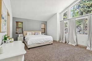 3 habitaciones, escritorio y tabla de planchar con plancha 