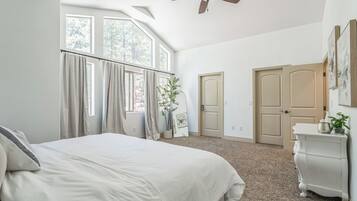 3 chambres, bureau, fer et planche à repasser, lit parapluie