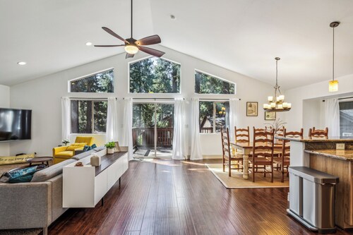 Modern luxurious 3 brm Lake Retreat. 10 mins to ski resorts. Family Friendly