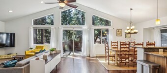 Modern luxurious 3 brm Lake Retreat. 10 mins to ski resorts. Family Friendly