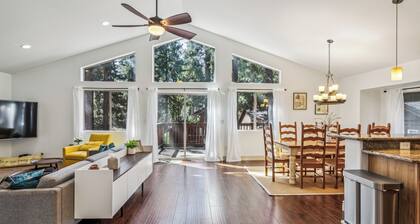 Modern luxurious 3 brm Lake Retreat. 10 mins to ski resorts. Family Friendly