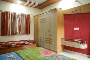 Soundproofing, free WiFi, bed sheets - Goroomgo Kalash Ujjain (Ujjain)