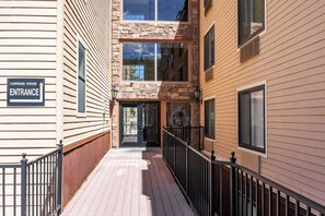 Exterior - Great Location: Sleeps 4, 5 min drive to Ski & Bike Access, Shared Pool! (Park City)