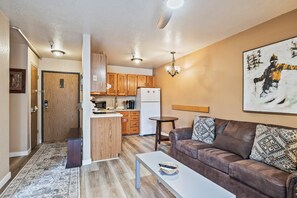 Smart TV - Newly Renovated: Sleeps 4, 5 min drive to Ski & Bike Access, Shared Pool! (Park City)