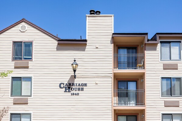 Un edificio de varios pisos con el letrero “Carriage House 1940” que indica su nombre y año.
