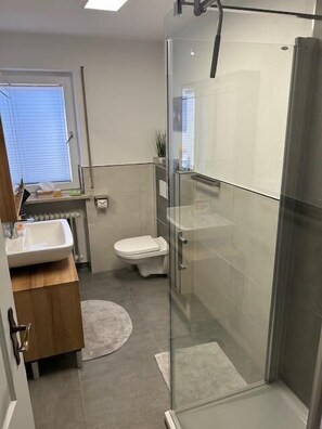 Dusj, hårføner og håndklær