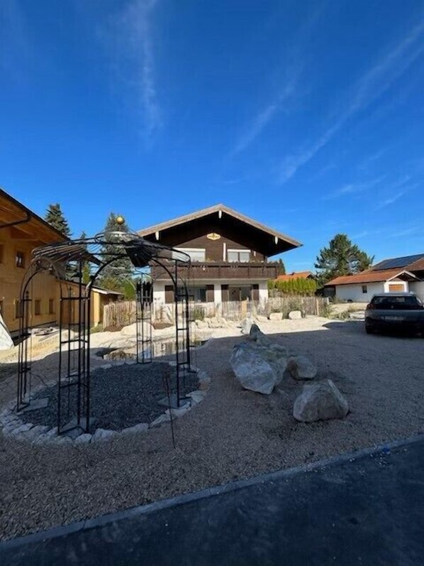 المنطقة المحيطة بالمنشأة