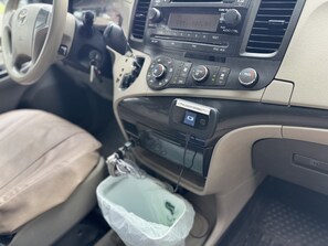 Het interieur van een auto, met een radio, ventilatieroosters en een scherm voor de achteruitkijkcamera.