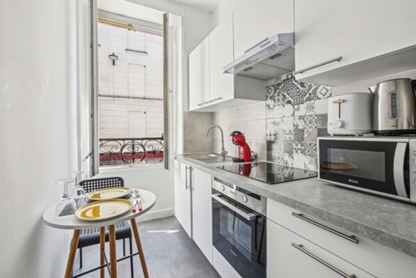 Enjoy cooking in this well-equipped kitchen with oven, coffee machine, and microwave.