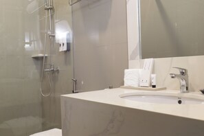 Shower, free toiletries, slippers, bidet