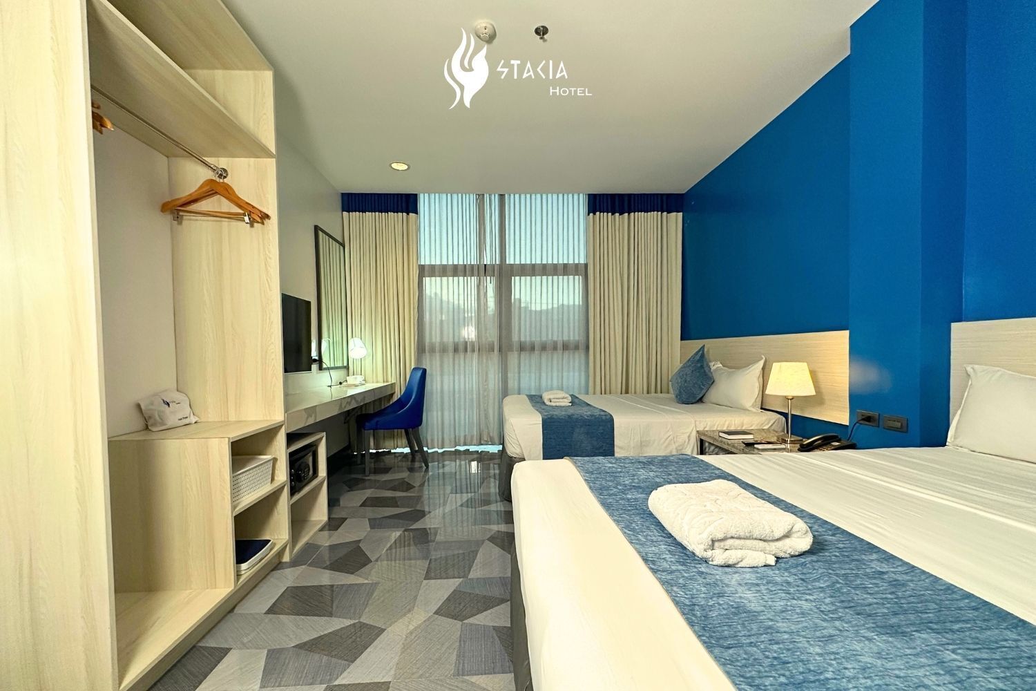 Firemannsrom – familie | Safe på rommet, skrivebord og skrivebord for bærbar PC